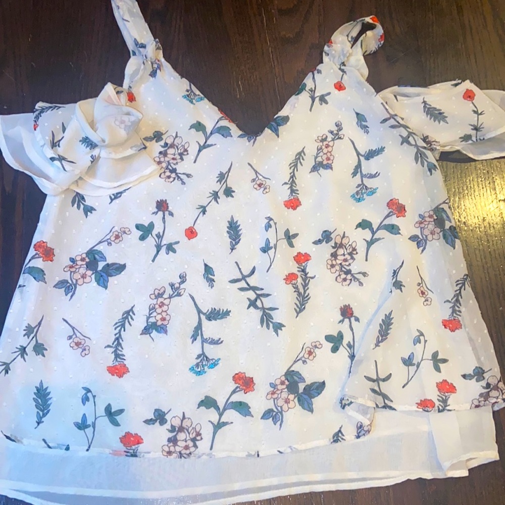 M Flowey off the shoulder floral blouse 🌸
